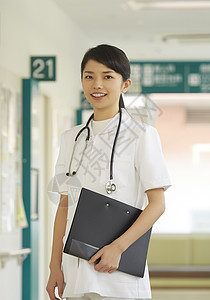 走廊里拿着医疗文件微笑的护士图片