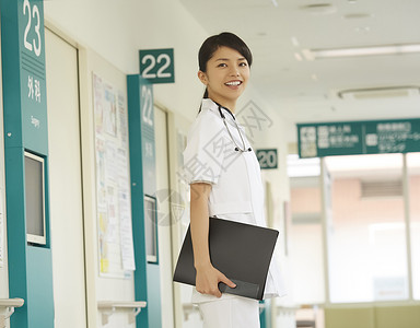 在医院病房走廊上的女护士图片