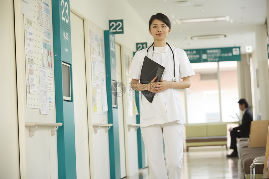 在医院病房走廊上的女护士图片
