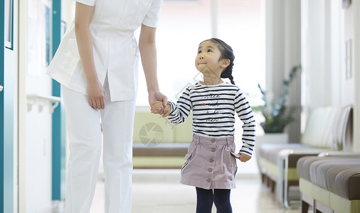 护士领着小女孩做检查图片