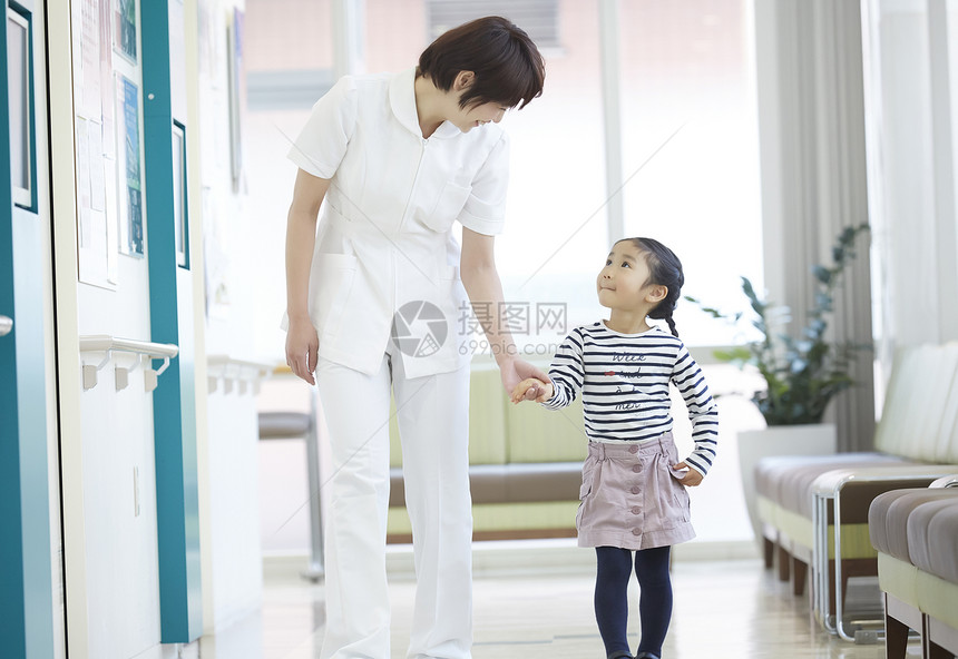 护士领着小女孩做检查图片