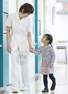 护士领着小女孩做检查图片
