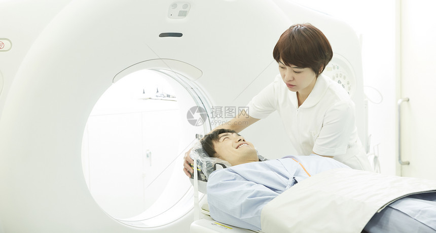 护士给病人做CT检查图片