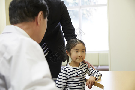 医院医生给小女孩看病图片