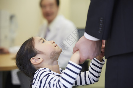 看病不出门小女孩给医院医生给看病背景