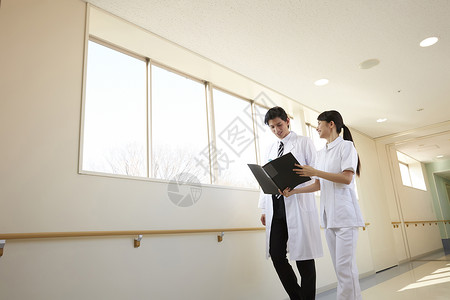 在医院走廊的护士和医生交流图片