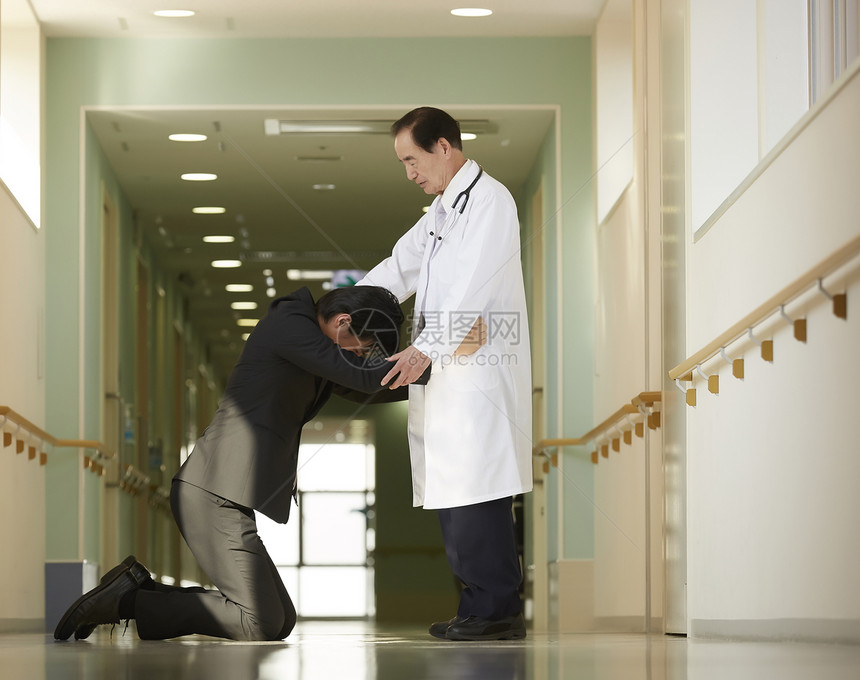 病人家属在医院走廊给医生下跪图片