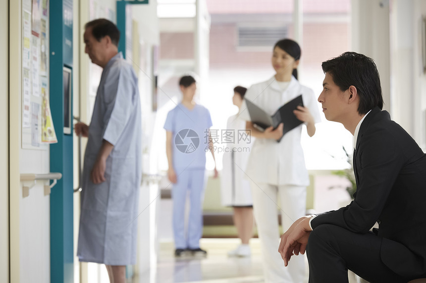 病人家属坐在医院走廊等候图片
