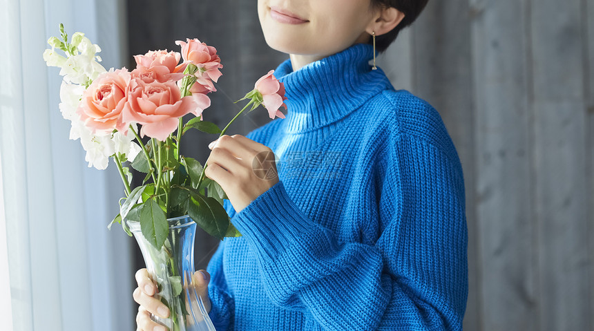 一个手拿鲜花乐观的女人图片