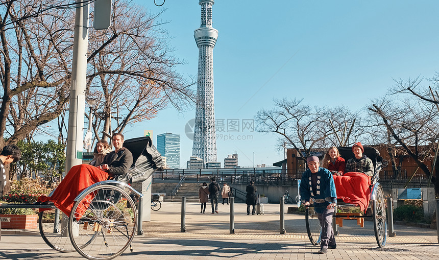 在东京旅游的外国乘客乘坐人力车图片