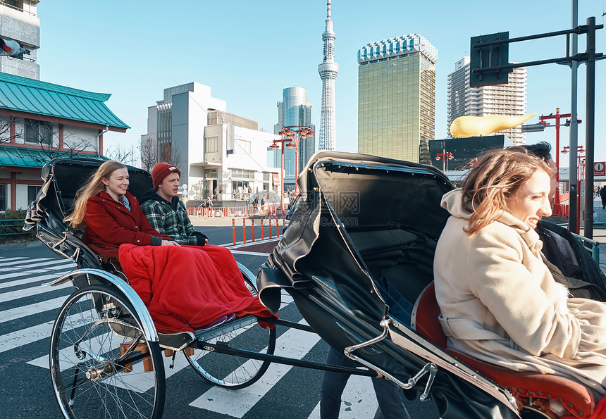 外国游客在人力车上图片