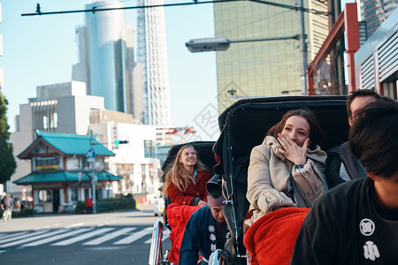 微笑外国游客在人力车上图片