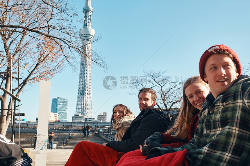 在东京旅游的外国游客乘坐人力车图片