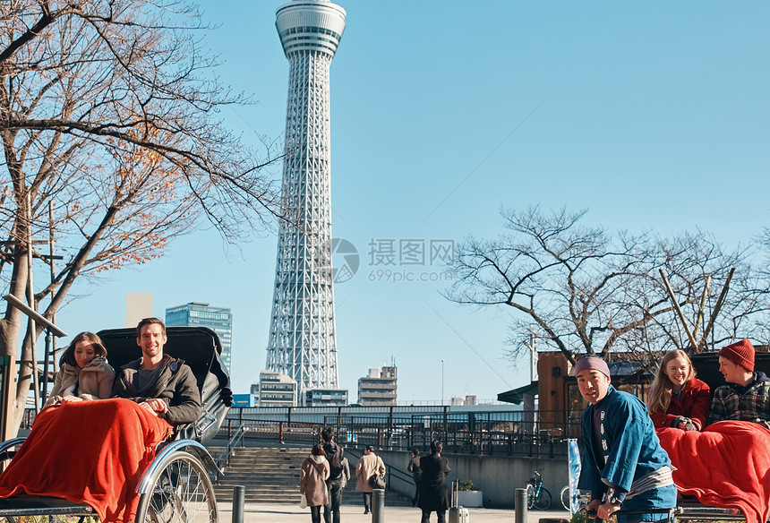 在东京旅游的外国游客乘坐人力车图片