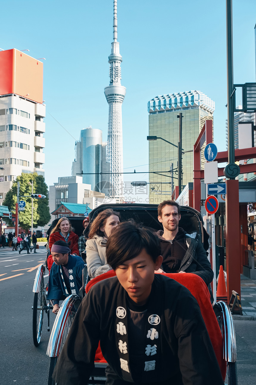 在东京旅游的外国游客乘坐人力车图片