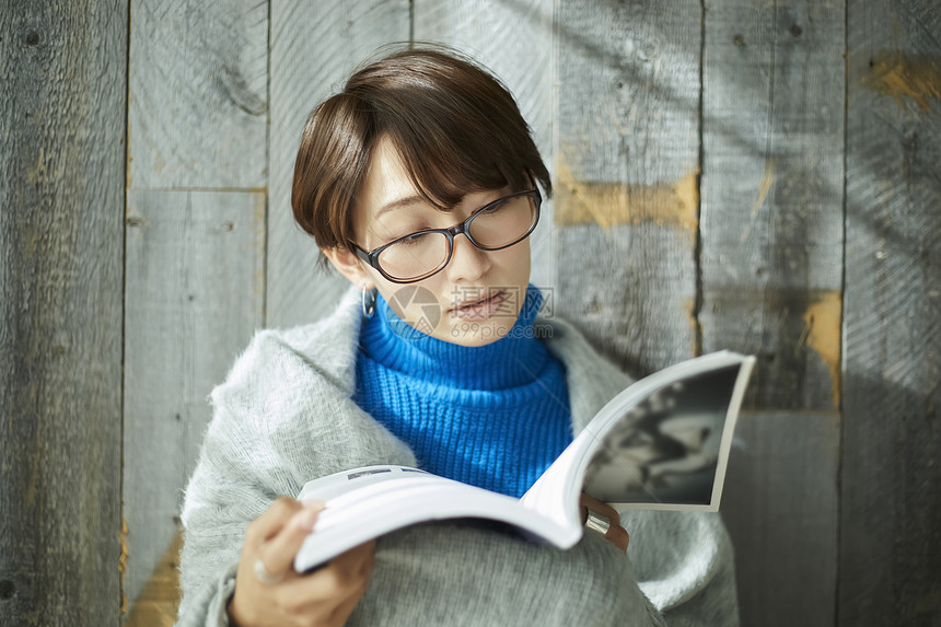 知性优雅的居家美女图片