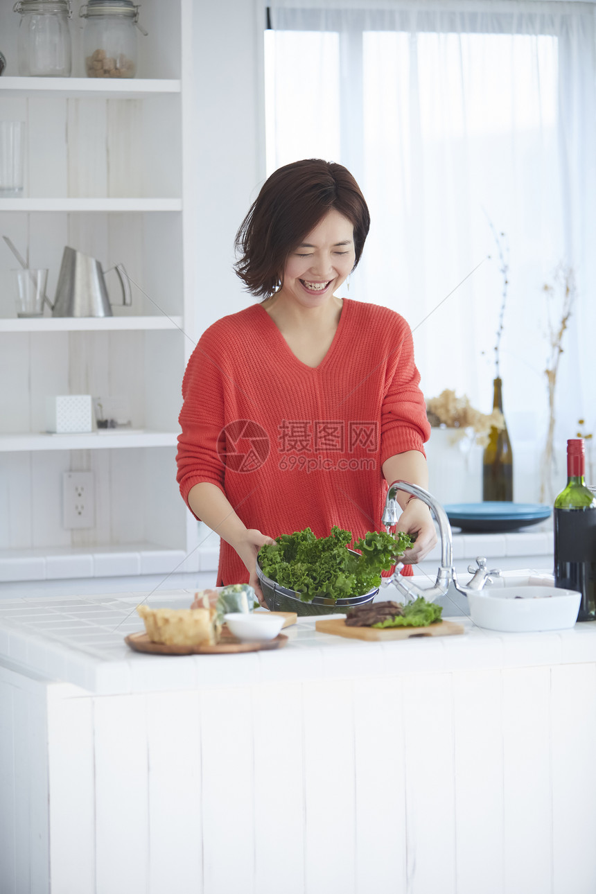 一个女人在厨房做餐图片