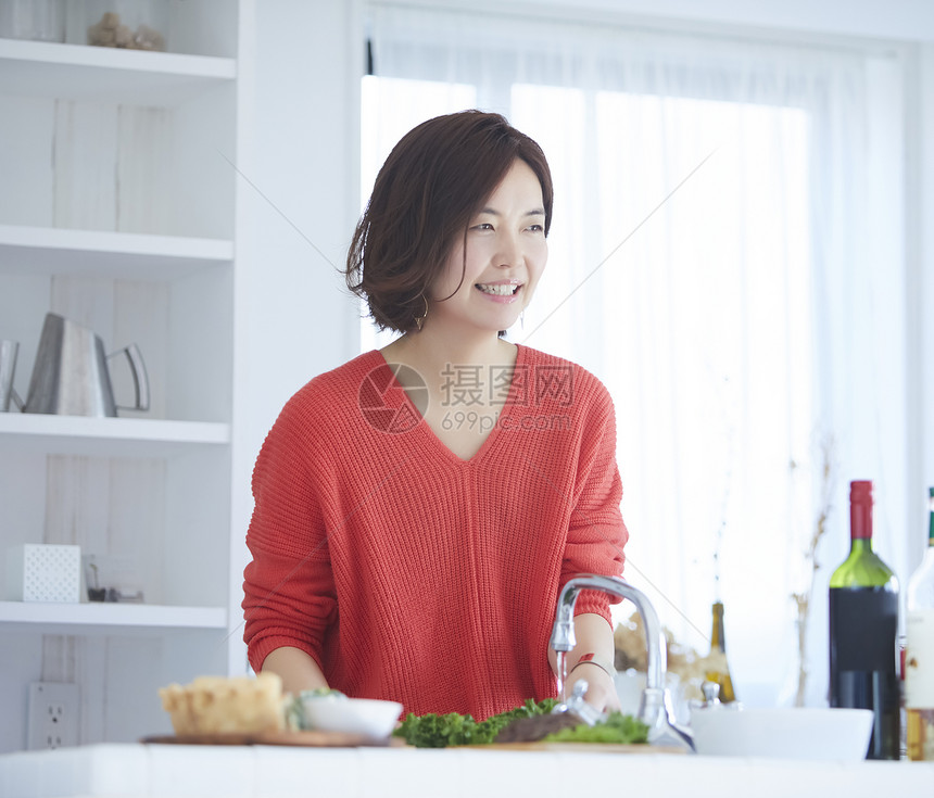 一个女人在厨房做餐图片