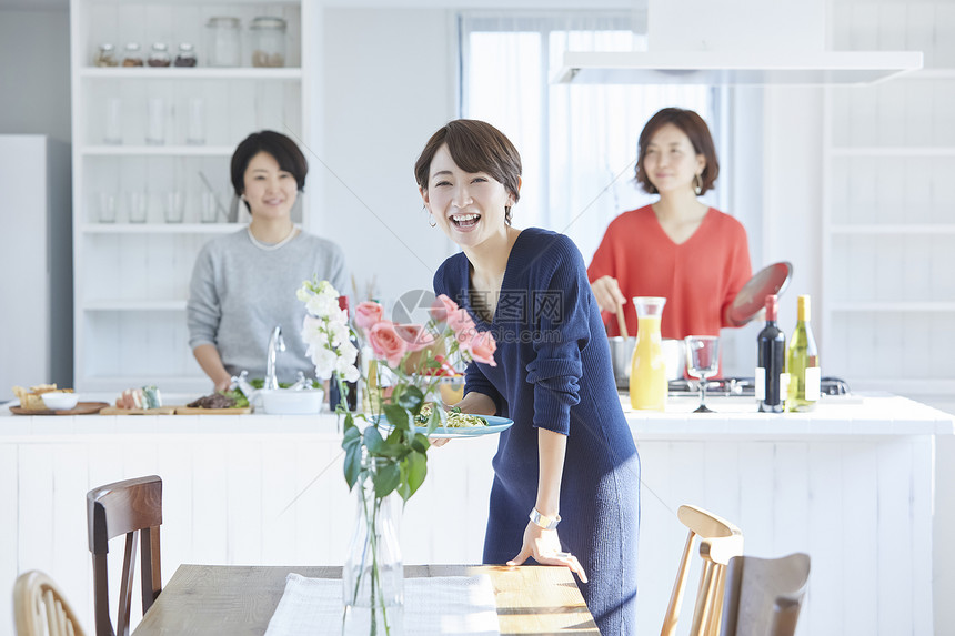 妇女们在厨房做午餐图片