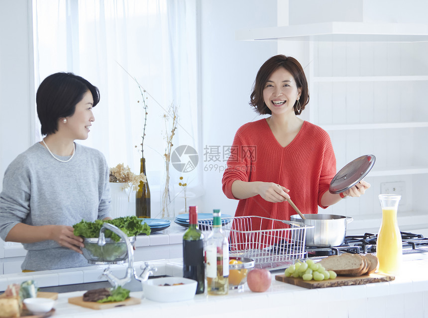 妇女们在厨房做午餐图片