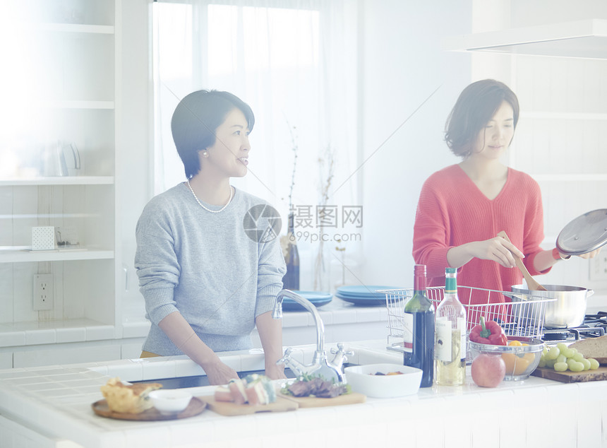 两位女性在厨房做午餐图片