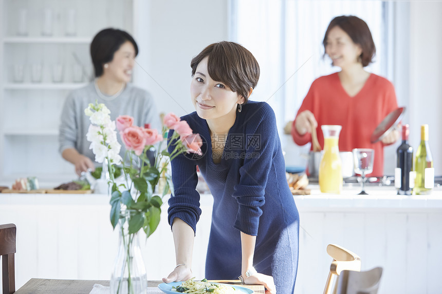 微笑女人们在厨房做午餐图片