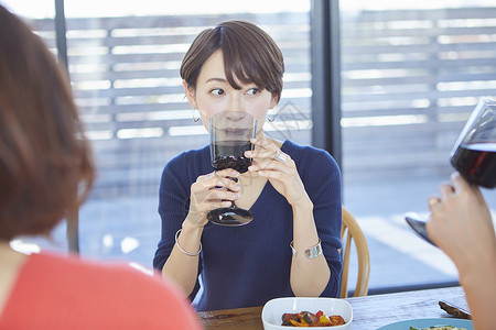 三人女人一起吃饭喝红酒图片