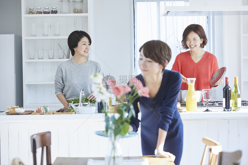 有趣快乐女人和朋友一起吃饭图片