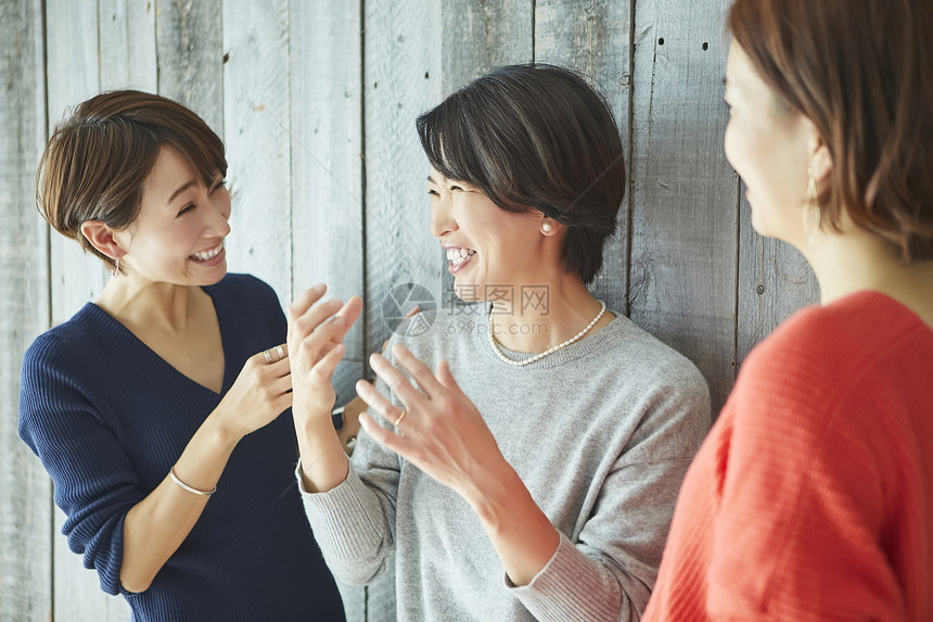 假期放松与朋友的妇女聊天图片