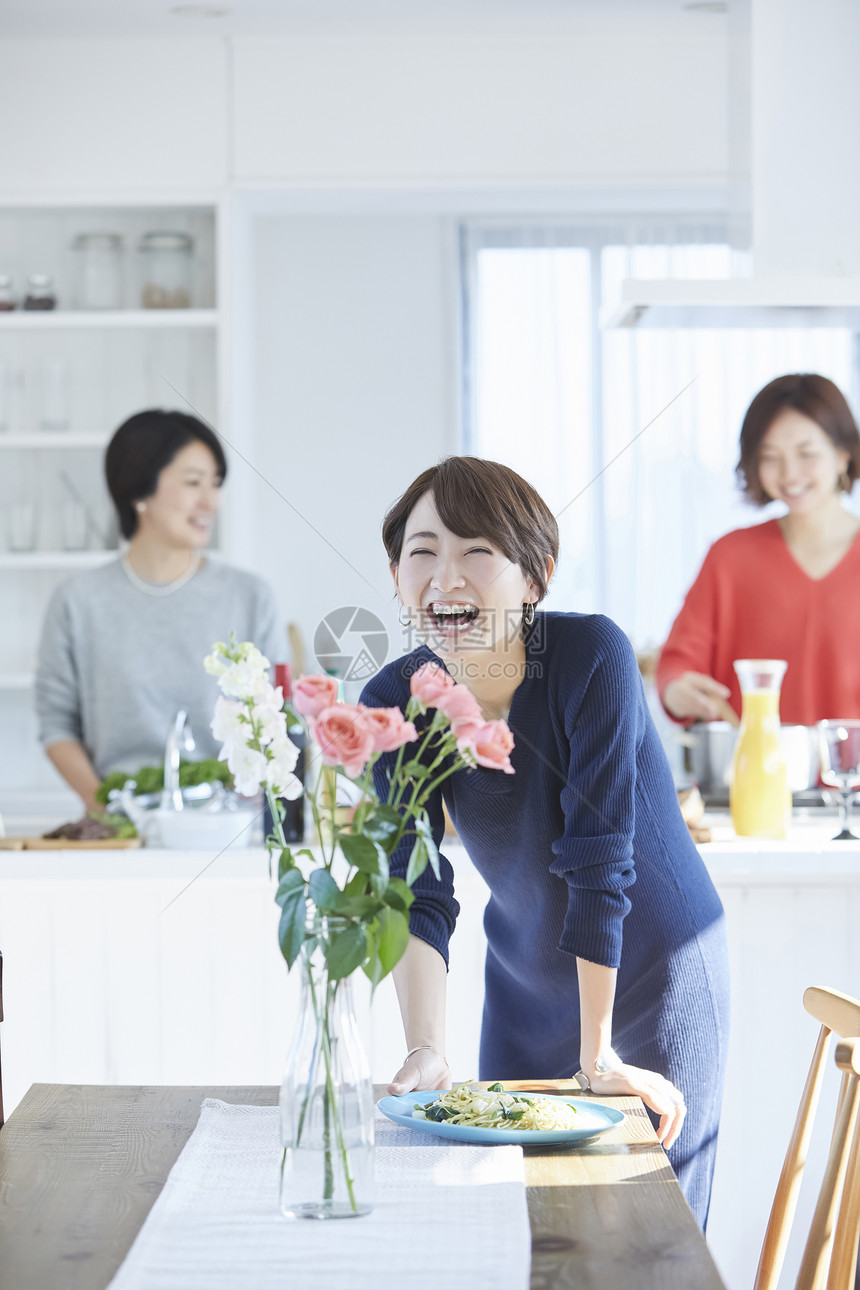 假日轰趴的厨房女人做饭图片