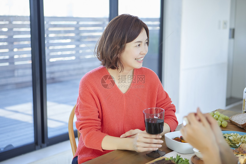 一起吃饭的优雅女性图片