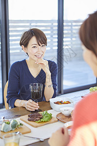 一起吃饭的优雅女性图片