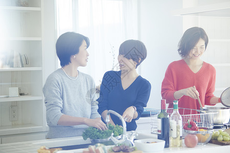 假期在家做饭聚餐的女人图片