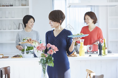 假期在家做饭聚餐的女人图片