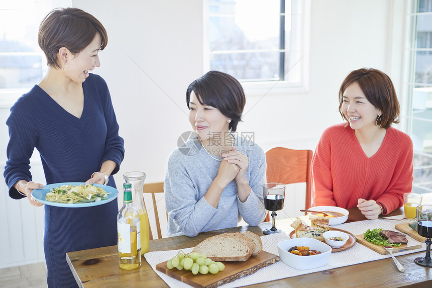 一起聚餐吃饭的优雅女性图片