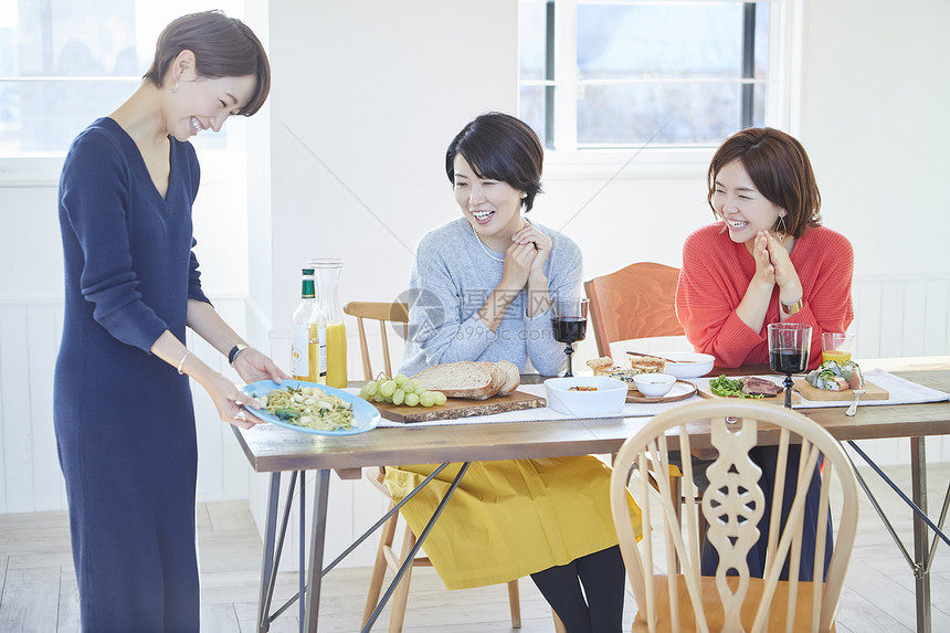 女人们和朋友一起吃饭图片
