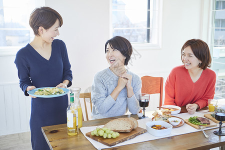 女人们和朋友一起吃饭高清图片