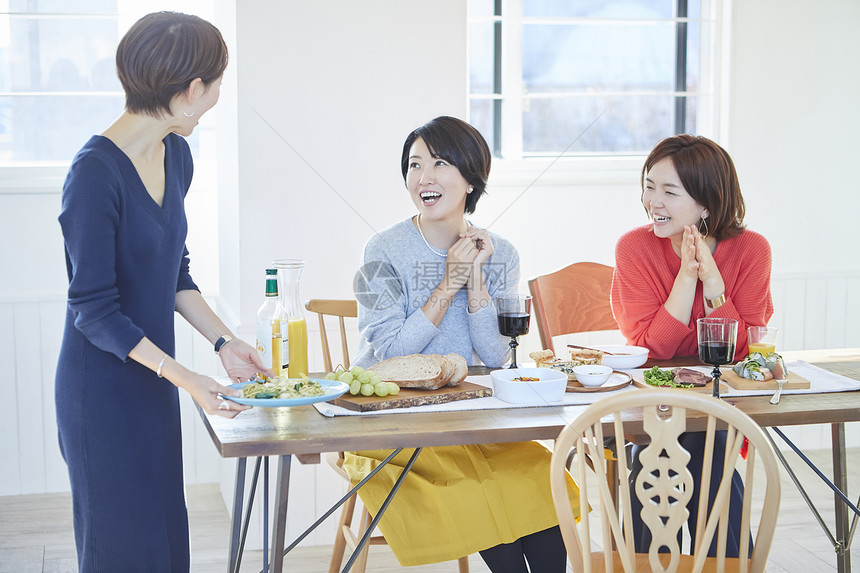 女人们和朋友一起吃饭图片