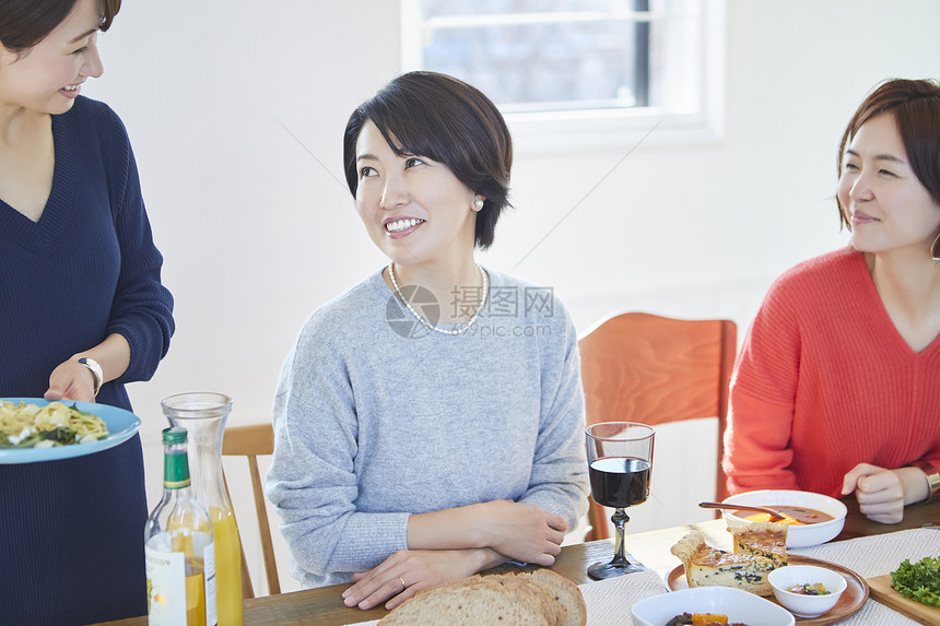 女人们和朋友一起吃饭图片