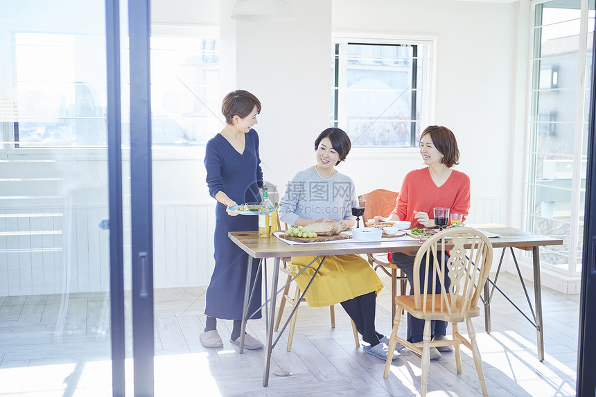 时髦女人和朋友一起吃饭图片