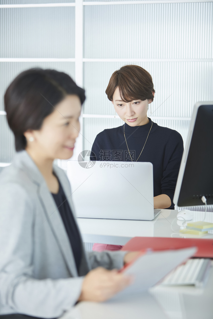 在办公室工作的女商人图片