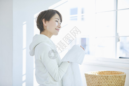 在家洗衣服的女人图片