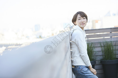 在阳台上微笑的女人图片
