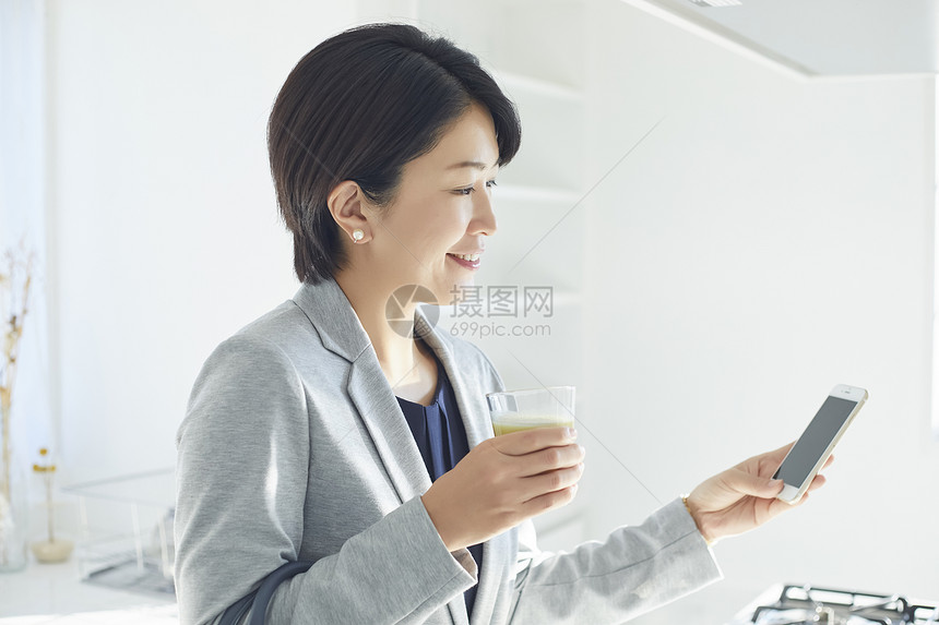 喝果汁的健康女商人图片