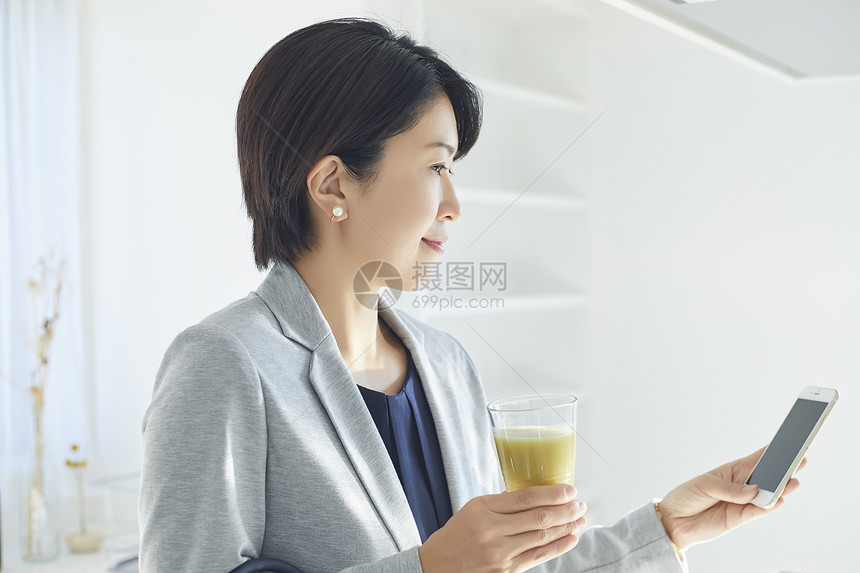 居家喝果汁的女人图片