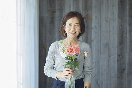 手拿鲜花的女人图片