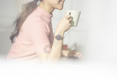 享受下午茶喝咖啡的女子图片