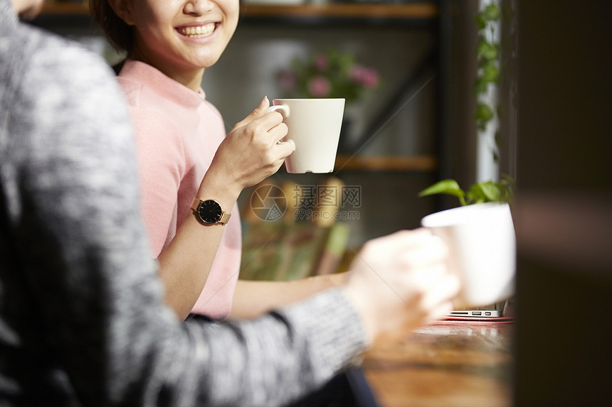 咖啡馆喝咖啡的年轻女子图片