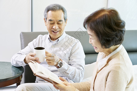 幸福的老年夫妻形象图片