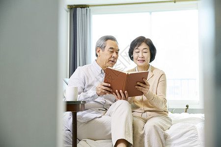 老年夫妇看书图片